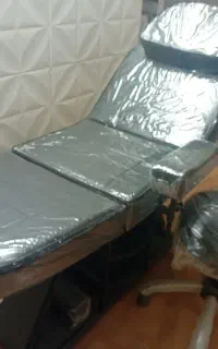 تخت تاتو و صندلی استاد کار