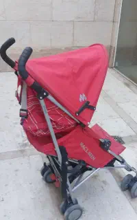 کالسکه و کریر قرمز رنگ