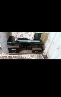 یک عدد میز تلویزیون کوچک شیشه‌ی