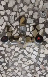 شیر حموم با لوله دوش