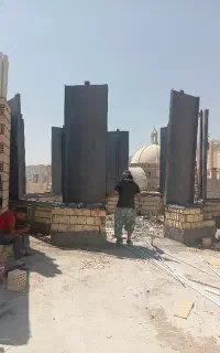 یک نفر جوشکار ماهر و سنگ فرز کار