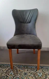 صندلی چوبی سالم وشیک به تعداد۴تا