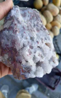 یک قطعه از کانی سنگ کالسدونی عقیق ژئودی
