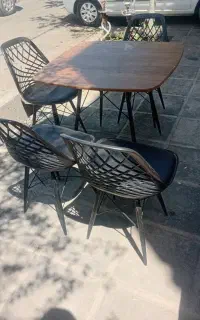 میز و چهار عدد صندلی