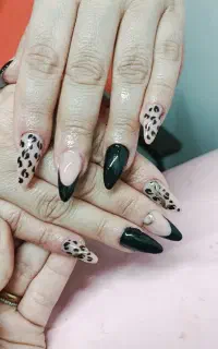 کاشت ناخن300 تومان