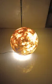 چراغ خوابی از جنس مواد مذاب و شکلی از اجرام آسمانی