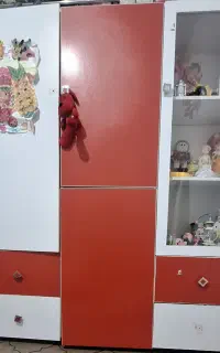 کمد جادار رنگ سفید وقرمز