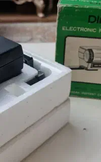 فلش دربین کنون و شارژر باطری،