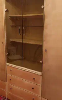 کتابخانه جادار با سه کشو و دو تا کمد لباس کشودار