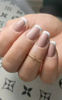 خدمات کاشت ناخن