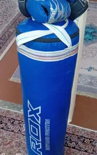 کیسه بوکس با دستکش