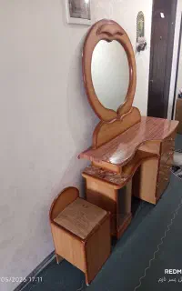 میز آرایش همراه صندلی و آینه
