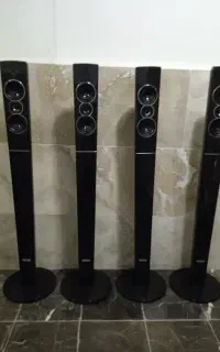 چهار اسپیکر کنار تلویزیون