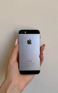 ایفون 5s رنگ گری ۳۲گیگ(کلکسیونی) معاوضه هم دارم