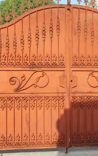 درحیاط ماشین رو و درب کوچیک
