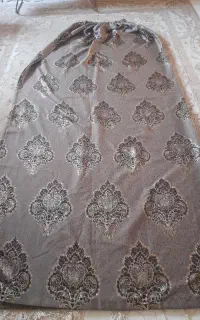 شال کنار پرده
