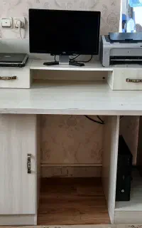میز تحریر و کامپیوتر