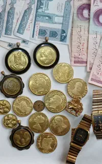 مقداری سکه، اسکناس و ساعت انتیک (همش باهم ۸۳۰۰)