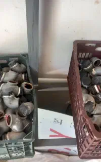 زانویی رزوی ۱ اینچ آهنی با بست پلاتسیکی ۲۵۰عدد