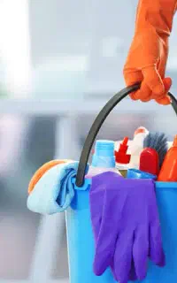 خدمتکار و نظافتچی هستم