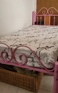 تخت فلزی