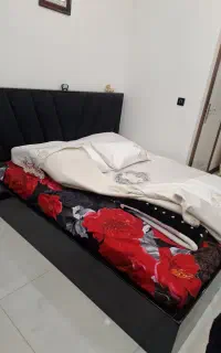تخت دونفره ، میز آرایش پلی استر با تشک در حد نو