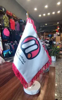 فروشنده در فروشگاه ورزشی ۱۱۰