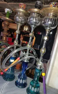 پنج عدد قلیون تنه برنجی و تعداد زیادی تنه چوبی