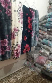 پتو گل برجسته دو نفره  و بالشت  داخل خونه میفروشم