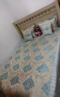 تخت وپا تختی وکمددر حد نوو خوش خواب  و آهن زیر تخت
