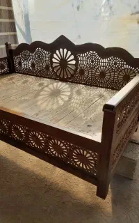 تخت و مبلمان چوبی سنتی