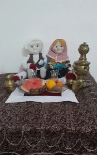 زن وپیر مردنشسته همراه با ۳عدد بالش قیمت یک میلیون