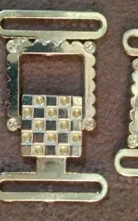 دکمه و سگک لباس زنانه