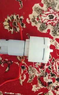 یک عدد پمپ باد و یک عدد دوربین عکاسی و فیلمبرداری