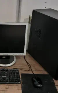کیس کامپیتور با مانیتور و موس و کیبورد