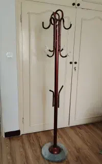 رخت آویز ایستاده پایه  ی سنگی