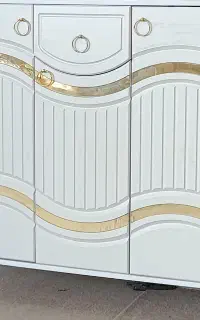جاکفشی ومیز تلویزیون