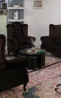 مبل مخمل قهوه‌ای رنگ