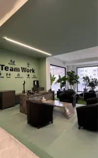 منشی با روابط عمومی بالا در دفتر مهندسی املاک