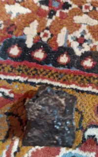 یک قطعه سنگ شهاب سنگ موجوداست