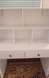 میز و کتابخانه