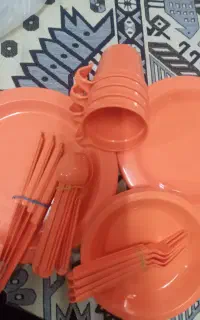 یک دست ظروف مسافرتی ملامین وشش زیرلیوانی