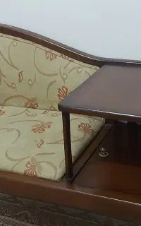 میز تلفن و تخت همراه با تشک