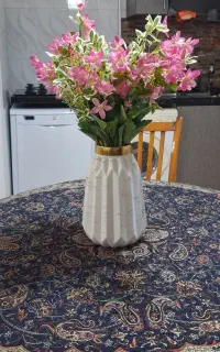 گل خارجی به همراه گُلدان