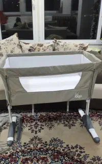 تخت کنار مادر زویی