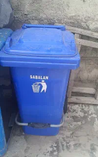 سطل زباله بزرگ سالم وتمیز