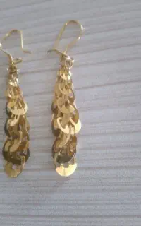 ده گرم طلا یک جفت گوشواره ودوانگشتر به قیمت پایه