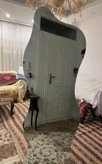 آینه قدی .آینده ایستاده