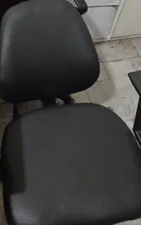 یک عدد صندلی گردان و چرخدار