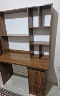 میز تحریر و کتاب خانه